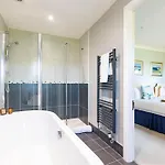 East Wing Country & Tennis Court Access Sleeps 4 *