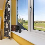 Vakantiehuis East Wing Country & Tennis Court Access Sleeps 4