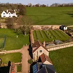 East Wing Country & Tennis Court Access Sleeps 4 * East Ayton