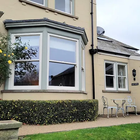 Сasa de vacaciones East Wing - Peaceful Village Retreat With Tennis Court Access