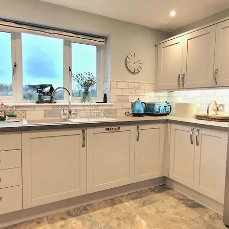 East Wing - Peaceful Village Retreat With Tennis Court Access Holiday home East Ayton