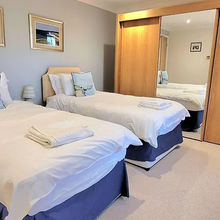 East Wing - Peaceful Village Retreat With Tennis Court Access Holiday home