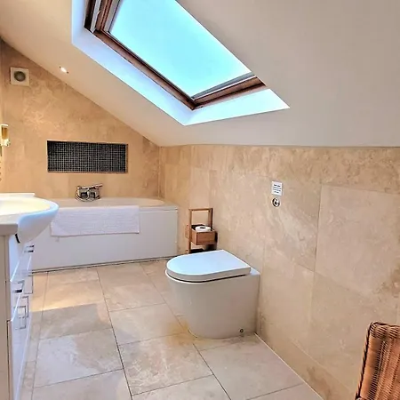 East Wing - Peaceful Village Retreat With Tennis Court Access East Ayton