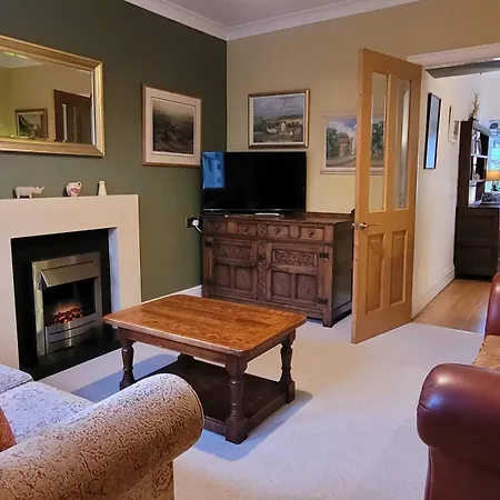 East Wing - Peaceful Village Retreat With Tennis Court Access East Ayton