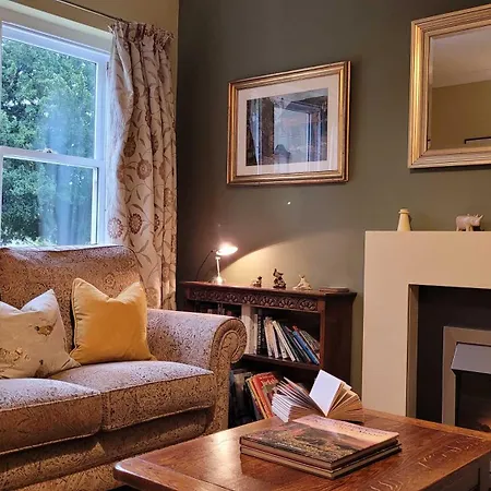 East Wing - Peaceful Village Retreat With Tennis Court Access Holiday home *