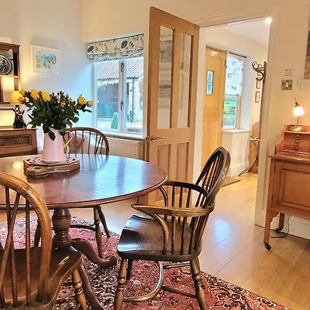 East Wing - Peaceful Village Retreat With Tennis Court Access East Ayton