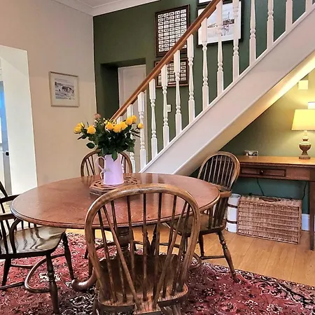 East Wing - Peaceful Village Retreat With Tennis Court Access Сasa de vacaciones *