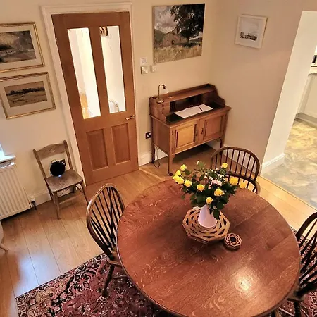 East Wing - Peaceful Village Retreat With Tennis Court Access