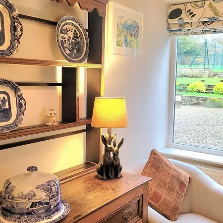 East Wing - Peaceful Village Retreat With Tennis Court Access Holiday home *