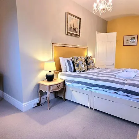 East Wing - Peaceful Village Retreat With Tennis Court Access Holiday home East Ayton