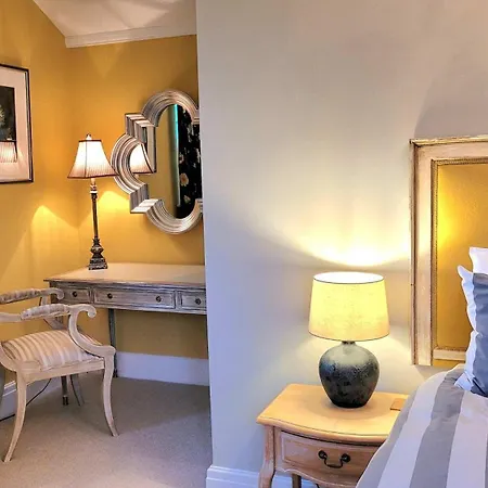 East Wing - Peaceful Village Retreat With Tennis Court Access Holiday home