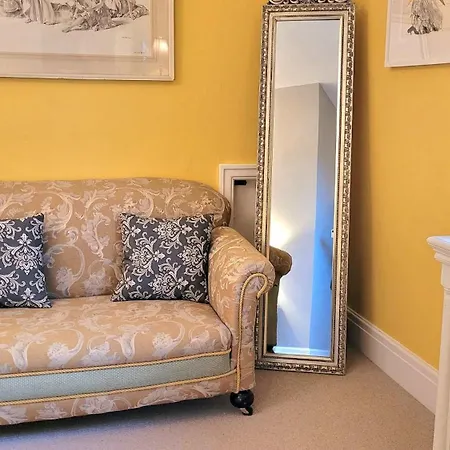 East Wing - Peaceful Village Retreat With Tennis Court Access Holiday home *