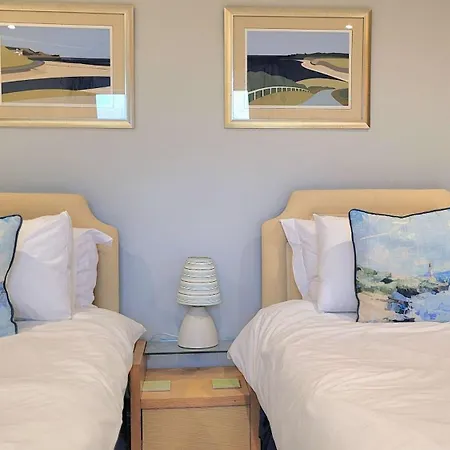 Holiday home East Wing - Peaceful Village Retreat With Tennis Court Access