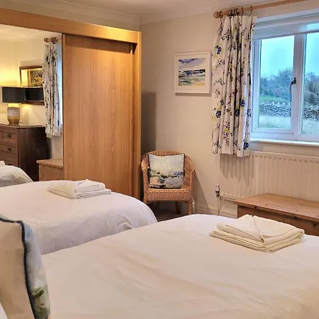 East Wing - Peaceful Village Retreat With Tennis Court Access East Ayton