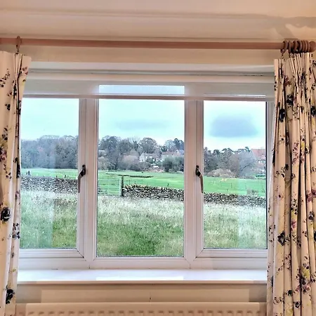 East Wing - Peaceful Village Retreat With Tennis Court Access East Ayton