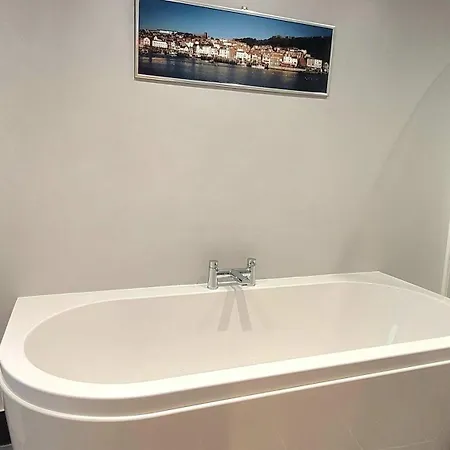 East Wing - Peaceful Village Retreat With Tennis Court Access East Ayton