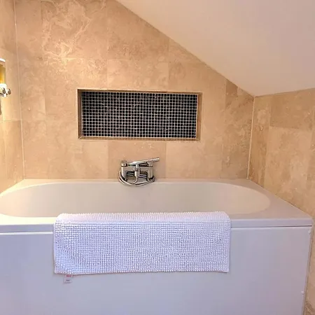 East Wing - Peaceful Village Retreat With Tennis Court Access