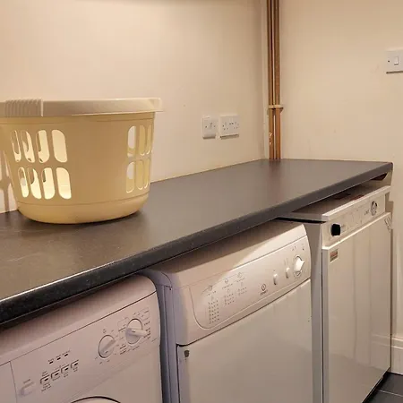 East Wing - Peaceful Village Retreat With Tennis Court Access Holiday home