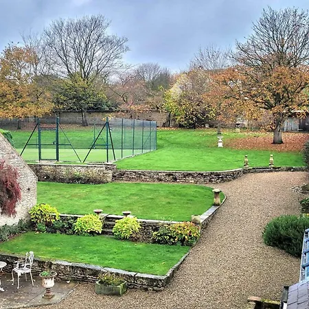 East Wing - Peaceful Village Retreat With Tennis Court Access East Ayton