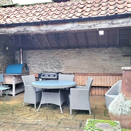 East Wing - Peaceful Village Retreat With Tennis Court Access Holiday home