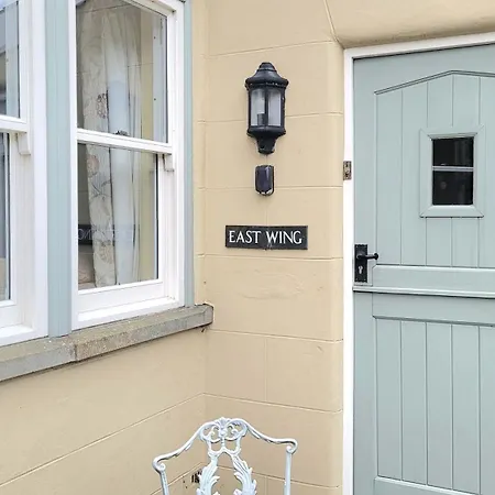 East Wing - Peaceful Village Retreat With Tennis Court Access