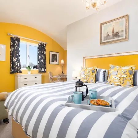 East Wing Country & Tennis Court Access Sleeps 4