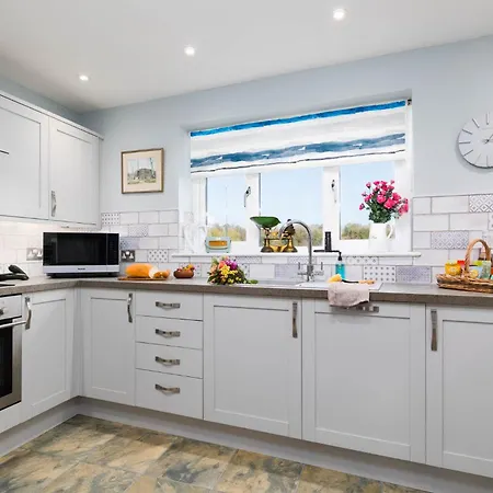 East Wing Country & Tennis Court Access Sleeps 4
