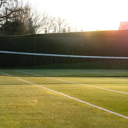 East Wing Country & Tennis Court Access Sleeps 4 *