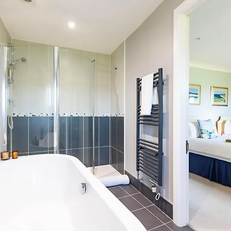East Wing Country & Tennis Court Access Sleeps 4 *