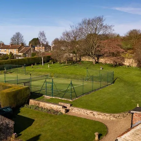 East Wing Country & Tennis Court Access Sleeps 4 *